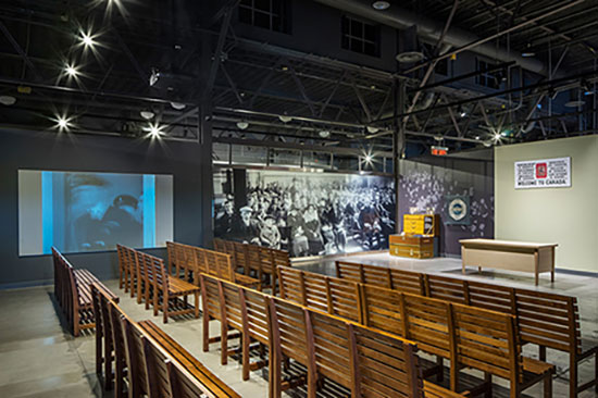 Photo d’une grande salle d’exposition au Musée