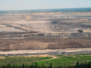 Photo d’un site d’extraction des sables bitumineux à ciel ouvert