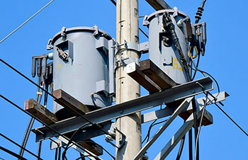 Photo d’un transformateur électrique sur un poteau téléphonique