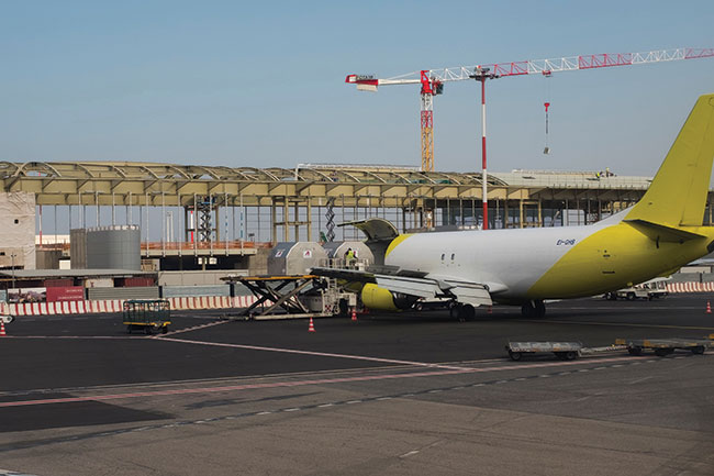 Photographie d’un avion en attente à l’aéroport