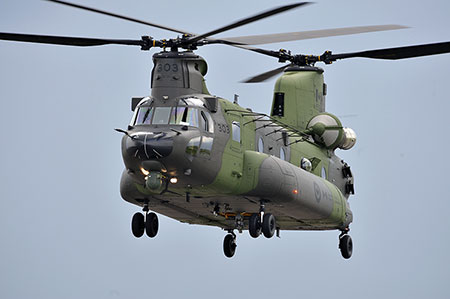 Cette photographie montre un hélicoptère CH-147F Chinook