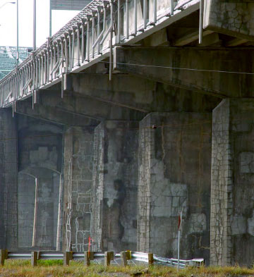 Photo montrant des structures de soutien du pont Champlain dont le béton est fissuré et en voie d’effritement