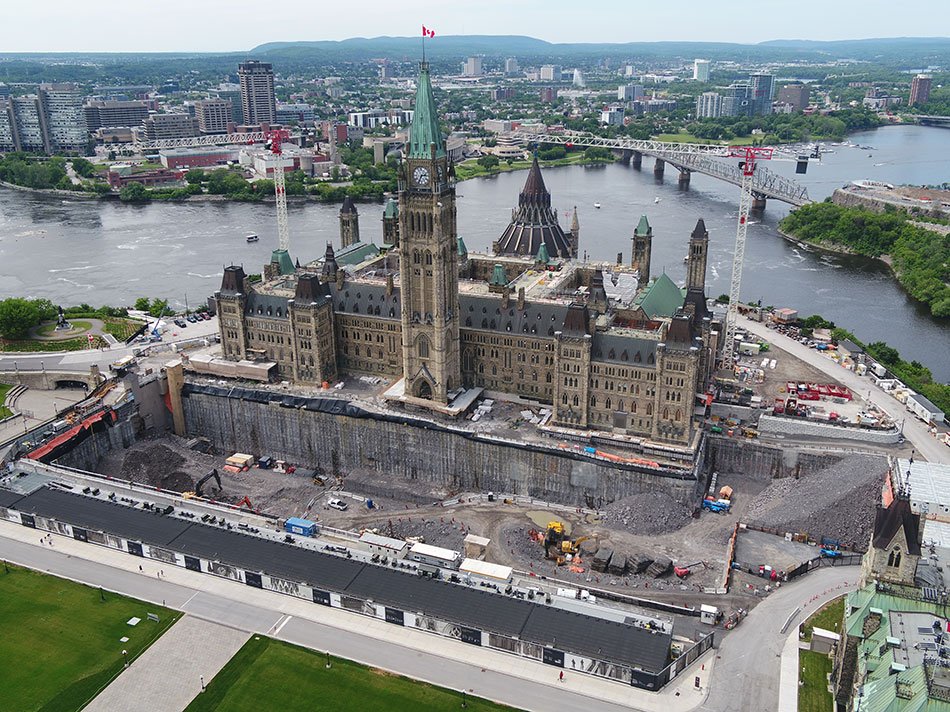 Photo montrant les activités d’excavation en cours pour le nouveau Centre d’accueil du Parlement situé en face de l’édifice du Centre